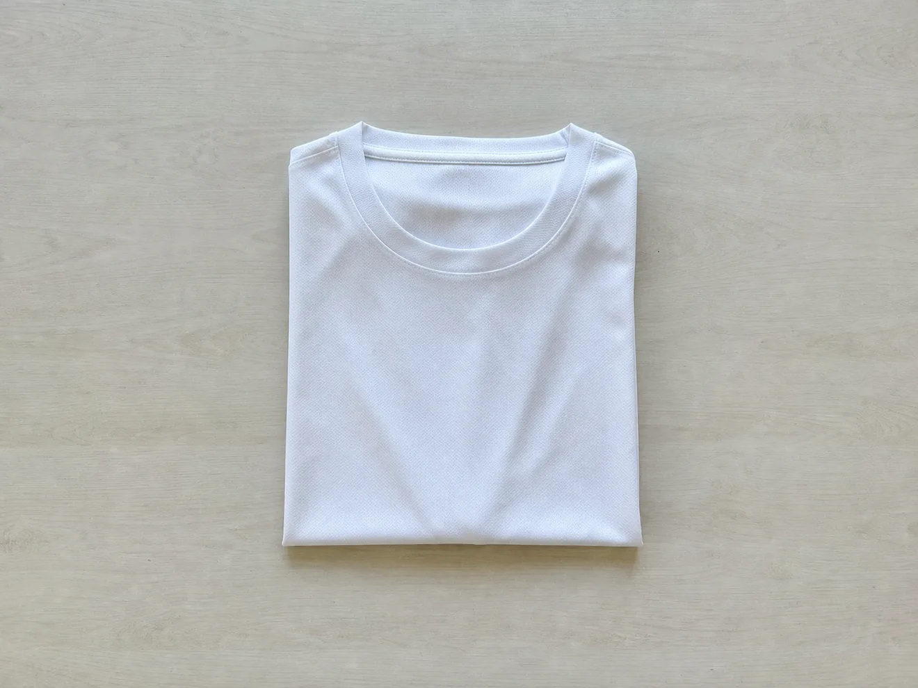 Tシャツ全体が画角に収まり、周りに他のモノが写っていない写真