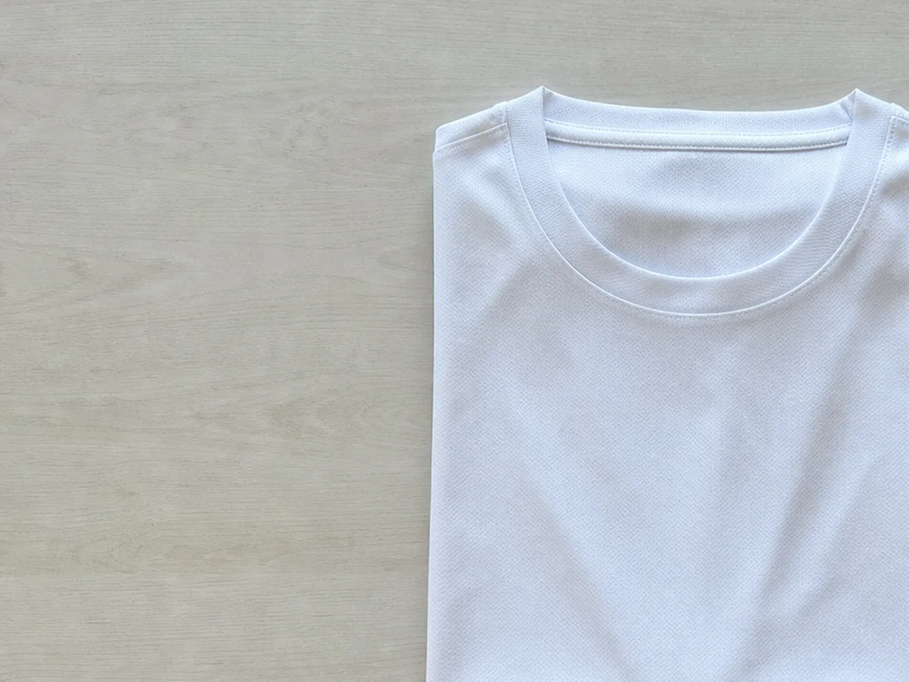 Tシャツが画角からはみ出し、右側と下側が切れてしまっている写真